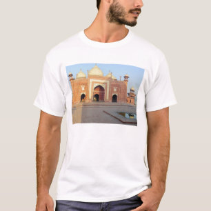 Asien, Indien, Uttar Pradesh, Agra. Auf dem T-Shirt