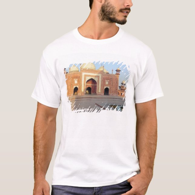 Asien, Indien, Uttar Pradesh, Agra. Über T-Shirt (Vorderseite)