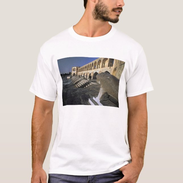 Asien, Iran, Isfahan. Pol-e-Khaju-Brücke. T-Shirt (Vorderseite)