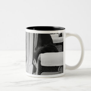 Asien, Japan. An Bord des Shinkansen-Bullet-Zugs Zweifarbige Tasse
