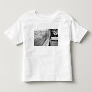 Asien, Japan. Auf dem Shinkansen-Bullet-Zug Kleinkind T-shirt