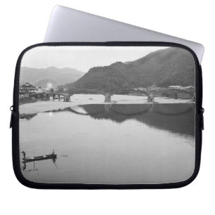 Asien, Japan, Iwakuni. Fischer und historisch Laptopschutzhülle