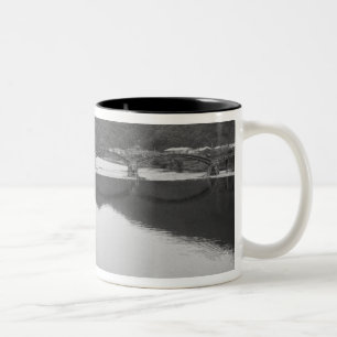 Asien, Japan, Iwakuni. Fischer und historisch Zweifarbige Tasse