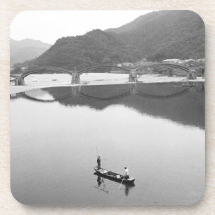 Asien, Japan, Iwakuni. Fischer und historische 2 Getränkeuntersetzer