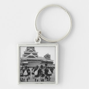 Asien, Japan, Kumamoto. Schulkinder bei Schlüsselanhänger