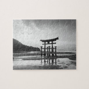 Asien, Japan, Myajima. Torri Puzzle