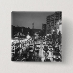 Asien, Japan, Tokio. Abend, Bahnhof Harajuku, Button