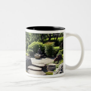 Asien, Japan, Tokio. Der japanische Garten im Zweifarbige Tasse