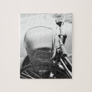 Asien, Japan, Tokio. Fahrradkorb in Ginza Puzzle