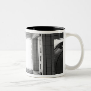 Asien, Japan, Tokio. Fuji TV-Gebäude, aufblickend Zweifarbige Tasse