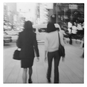 Asien, Japan, Tokio. Junge Frauen auf der Ginza. Fliese