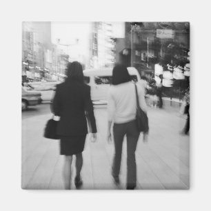 Asien, Japan, Tokio. Junge Frauen auf der Ginza. Magnet