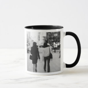 Asien, Japan, Tokio. Junge Frauen in Ginza. Tasse