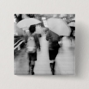 Asien, Japan, Tokio. Junge Frauen und Regenschirme Button