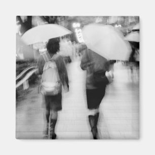 Asien, Japan, Tokio. Junge Frauen und Regenschirme Magnet
