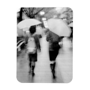 Asien, Japan, Tokio. Junge Frauen und Regenschirme Magnet