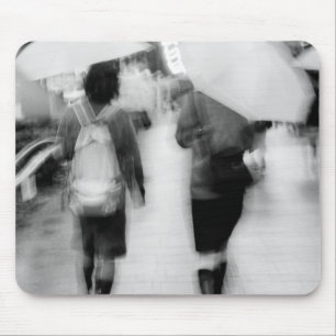 Asien, Japan, Tokio. Junge Frauen und Regenschirme Mousepad