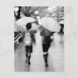 Asien, Japan, Tokio. Junge Frauen und Regenschirme Postkarte