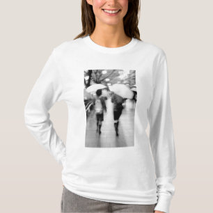 Asien, Japan, Tokio. Junge Frauen und Regenschirme T-Shirt