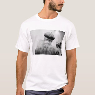 Asien, Japan, Tokio. Mann mit Barett, Tokio Metro T-Shirt