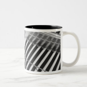 Asien, Japan, Tokio. Treppe, Tokio International Zweifarbige Tasse