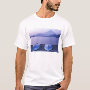 Asien, Japan, Yamanashi, Ruderboote auf dem Motosu T-Shirt