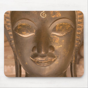 Asien, Laos, Vientiane, Bronzeskulptur im Wat Mousepad