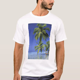 Asien, Malediven. Mann in Hängematte auf T-Shirt