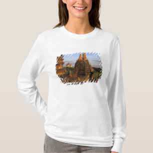 Asien, Myanmar, Bagan. Alte Tempel und T-Shirt