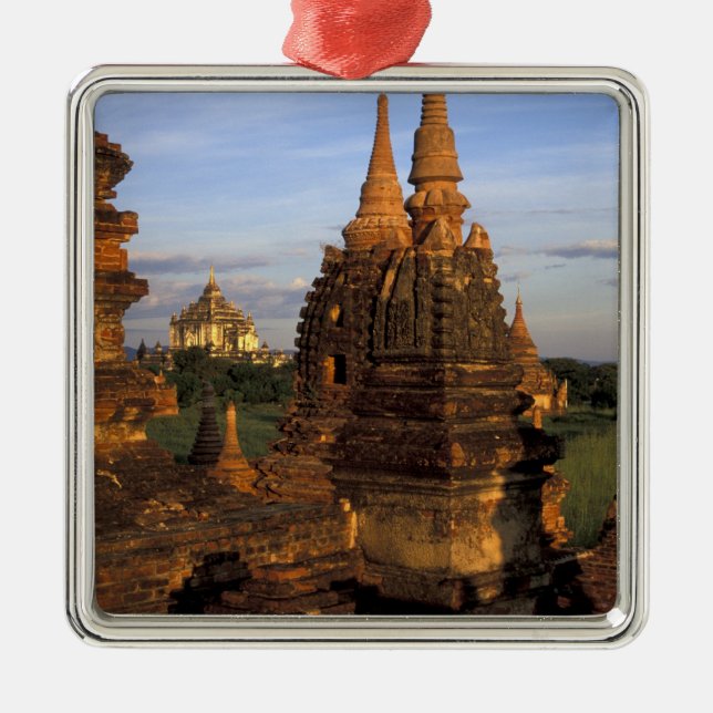 Asien, Myanmar, Bagan. Antike Tempel und Silbernes Ornament (Vorne)