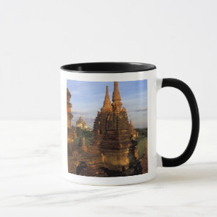 Asien, Myanmar, Bagan. Antike Tempel und Tasse
