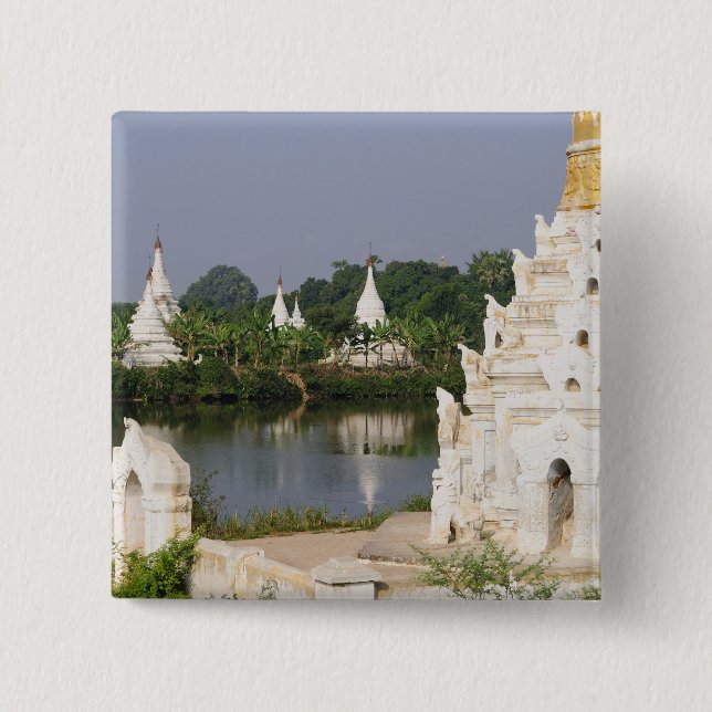 Asien, Myanmar (Birma), Mandalay. Ein Buddhist Button (Vorderseite)