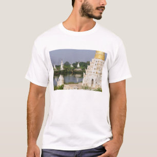 Asien, Myanmar (Burma), Mandalay. Ein Buddhist T-Shirt
