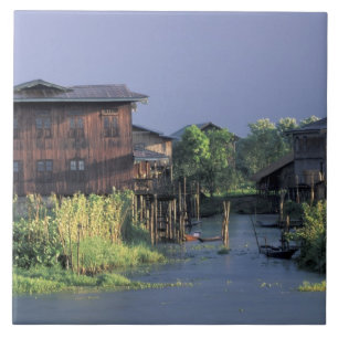Asien, Myanmar, Inle Lake. Ein schwimmendes Dorf Fliese