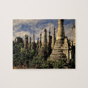 Asien, Myanmar, Inle-See. Alte Ruinen von Puzzle
