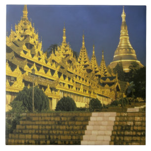 Asien, Myanmar, Yangon. Shwedagon-Pagode bei Fliese