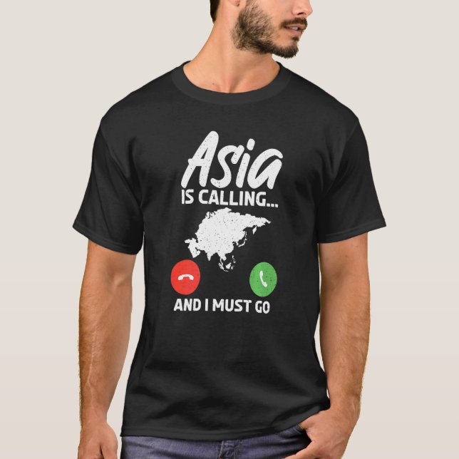 Asien ruft an und er muss nach Asien gehen T-Shirt (Vorderseite)