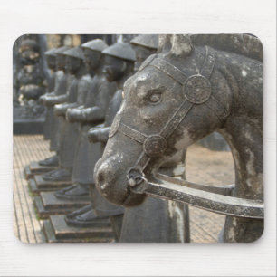 Asien, Vietnam. Figuren und Pferdestatuen Mousepad