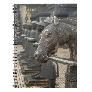 Asien, Vietnam. Figuren und Pferdestatuen Notizblock