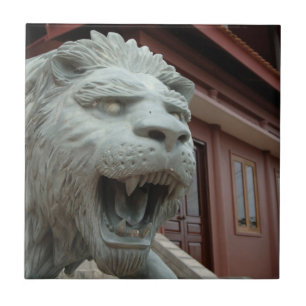 Asien, Vietnam. Löwenskulptur in Chau Doc Fliese