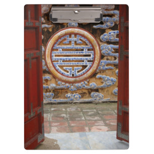 Asien, Vietnam. Verzierte Mauer an der Zitadelle Klemmbrett