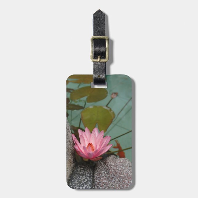 Asien, Vietnam. Wasserlilie in einem Tempelteich Gepäckanhänger (Vorderseite vertikal)