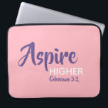 ASPIRE HIGHER Inspiration Christlich Pink Laptopschutzhülle<br><div class="desc">Inspirationsbotschaft - Aspire Higher - mit Schriftzeichen Colossians 3:2 "Set deinen Geist auf die Dinge oben". Eine motivierend Nachricht, einfach aber stilvoll dargestellt. Text ist vollständig anpassbar, sodass Sie mit Ihrer eigenen Lieblingsnachricht und Scripturreferenz personalisieren können, oder Sie können verlassen, wie es ist. Ein großartiges Geschenk das ganze Jahr über...</div>