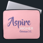 ASPIRE HIGHER Inspiration Christlich Pink Laptopschutzhülle<br><div class="desc">Inspirationsbotschaft - Aspire Higher - mit Schriftzeichen Colossians 3:2 "Set deinen Geist auf die Dinge oben". Eine motivierend Nachricht, einfach aber stilvoll dargestellt. Text ist vollständig anpassbar, sodass Sie mit Ihrer eigenen Lieblingsnachricht und Scripturreferenz personalisieren können, oder Sie können verlassen, wie es ist. Ein großartiges Geschenk das ganze Jahr über...</div>