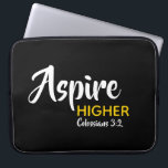 ASPIRE HIGHER Inspiration Christlich Schwarz Laptopschutzhülle<br><div class="desc">Inspirationsbotschaft - Aspire Higher - mit Schriftzeichen Colossians 3:2 "Set deinen Geist auf die Dinge oben". Eine motivierend Nachricht, einfach aber stilvoll dargestellt. Text ist vollständig anpassbar, sodass Sie mit Ihrer eigenen Lieblingsnachricht und Scripturreferenz personalisieren können, oder Sie können verlassen, wie es ist. Ein großartiges Geschenk das ganze Jahr über...</div>
