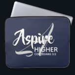 ASPIRE HIGHER Inspiration NAVY Christlich Laptopschutzhülle<br><div class="desc">Inspirationsbotschaft - Aspire Higher - mit Schriftzeichen Colossians 3:2 "Set deinen Geist auf die Dinge oben". Eine motivierend Nachricht, einfach aber stilvoll dargestellt. Monogramm A für Aspire im Hintergrund (kann gelöscht werden). Alle Texte sind vollständig anpassbar, sodass Sie mit Ihrem eigenen Monogramm, Ihrer Lieblingsnachricht und der Scripture-Referenz personalisieren können, oder...</div>