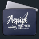 ASPIRE HIGHER Inspiration NAVY Christlich Laptopschutzhülle<br><div class="desc">Inspirationsbotschaft - Aspire Higher - mit Schriftzeichen Colossians 3:2 "Set deinen Geist auf die Dinge oben". Eine motivierend Nachricht, einfach aber stilvoll dargestellt. Monogramm A für Aspire im Hintergrund (kann gelöscht werden). Alle Texte sind vollständig anpassbar, sodass Sie mit Ihrem eigenen Monogramm, Ihrer Lieblingsnachricht und der Scripture-Referenz personalisieren können, oder...</div>