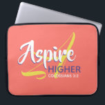 ASPIRE HIGHER Inspirational Coral Christlich Laptopschutzhülle<br><div class="desc">Inspirationsbotschaft - Aspire Higher - mit Schriftzeichen Colossians 3:2 "Set deinen Geist auf die Dinge oben". Eine motivierend Nachricht, einfach aber stilvoll dargestellt. Monogramm A für Aspire im Hintergrund. Alle Texte sind vollständig anpassbar, sodass Sie mit Ihrem eigenen Monogramm, Ihrer Lieblingsnachricht und der Scripture-Referenz personalisieren können, oder Sie können verlassen,...</div>