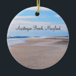 Assateague Beach Ornament<br><div class="desc">Dieses runde, Keramik-Ornament besticht durch ein Bild des schönen, trostlosen Strandes auf der Assateague Island in Maryland. Assateague ist Marylands einziger Park am Meer und Teil des amerikanischen Nationalparksystems. Dies ist Teil einer Barriereinsel an den Küsten von Maryland und Virginia (wo es wird Chincoteague). Die Rückseite des Ornaments hat nicht...</div>