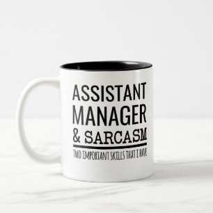 Assistant Manager und Sarcasm zwei wichtige Fähigk Zweifarbige Tasse